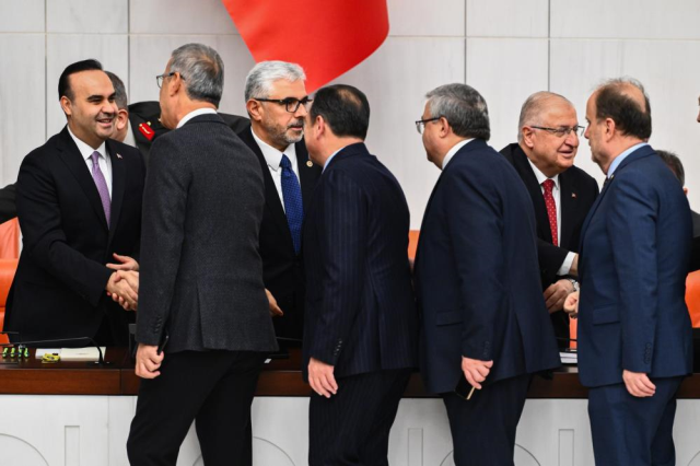 Bakan Kacır bütçe görüşmelerine Togg'un yeni modeli T10F ile geldi