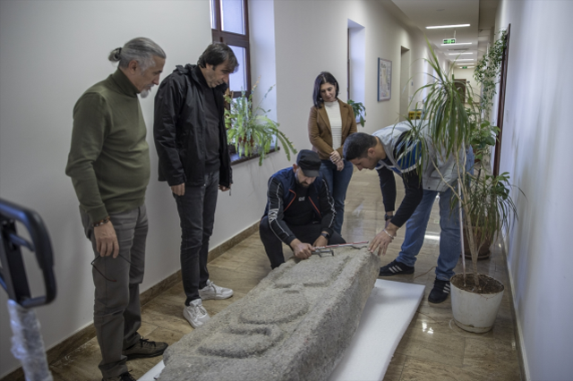Tunceli'de baraj gölünün çekilmesiyle Pertek Kalesi'nde sanduka parçası bulundu