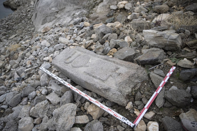 Tunceli'de baraj gölünün çekilmesiyle Pertek Kalesi'nde sanduka parçası bulundu