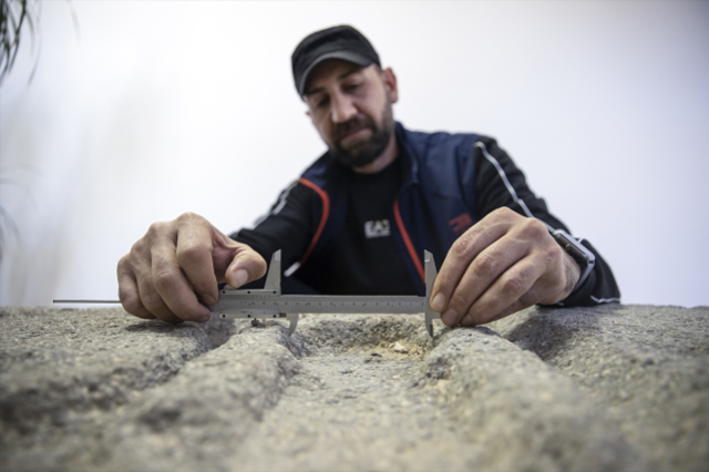 Tunceli'de baraj gölünün çekilmesiyle Pertek Kalesi'nde sanduka parçası bulundu