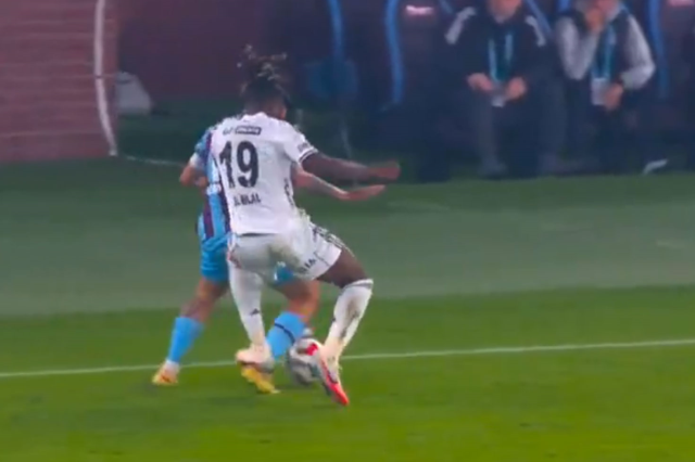 Beşiktaş, Trabzonspor karşısında 10 kişi kaldı