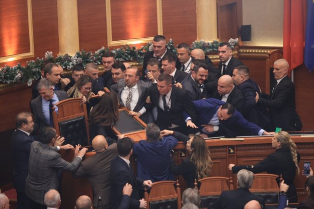 Arnavutluk'ta Meclis karıştı! meşale yakıp birbirilerine girdiler