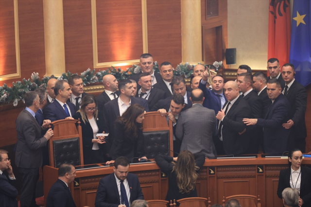 Arnavutluk'ta Meclis karıştı! meşale yakıp birbirilerine girdiler