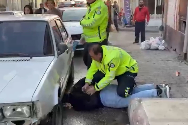 Film sahnelerini aratmayan anlar, polis böyle etkisiz hale getirdi: Ehliyetsiz sürücünün faturası ağır oldu