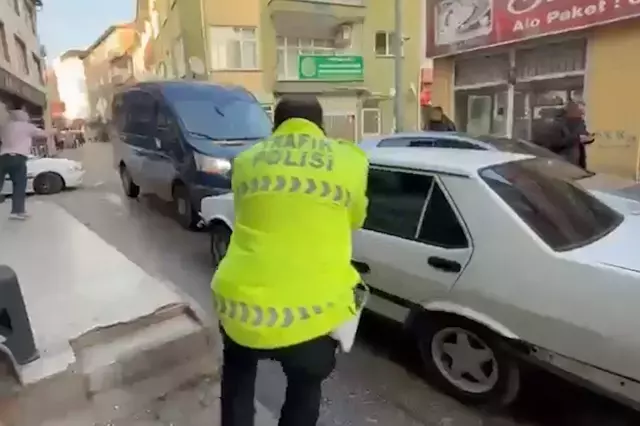 Film sahnelerini aratmayan anlar, polis böyle etkisiz hale getirdi: Ehliyetsiz sürücünün faturası ağır oldu