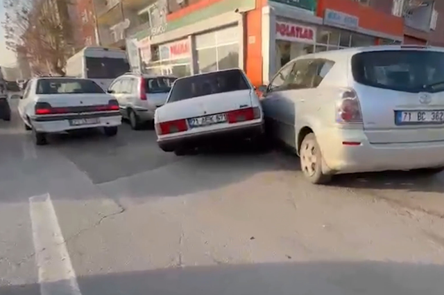 Film sahnelerini aratmayan anlar, polis böyle etkisiz hale getirdi: Ehliyetsiz sürücünün faturası ağır oldu