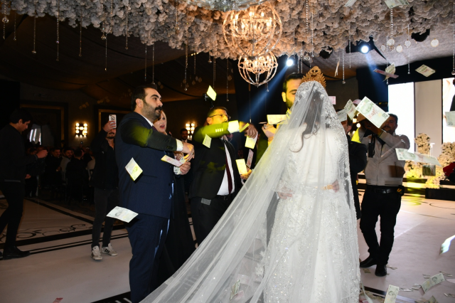 Nazdar Barzani ile Kahraman Zülfikar İzol evlendi! Geline kilolarca altın takıldı