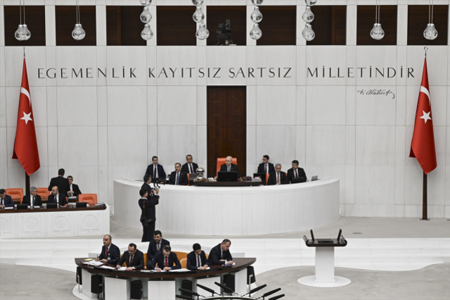 Meclis'teki bütçe maratonunun son gününe damga vuran an! Tokalaşmadılar