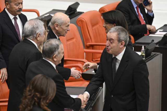 Meclis'teki bütçe maratonunun son gününe damga vuran an! Uzaktan selamlaştılar