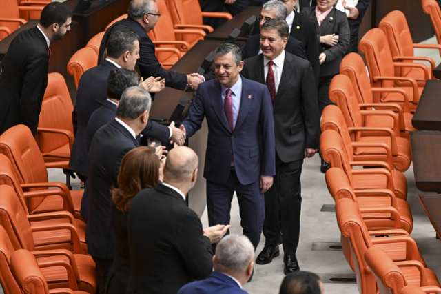 Meclis'teki bütçe maratonunun son gününe damga vuran an! Tokalaşmadılar