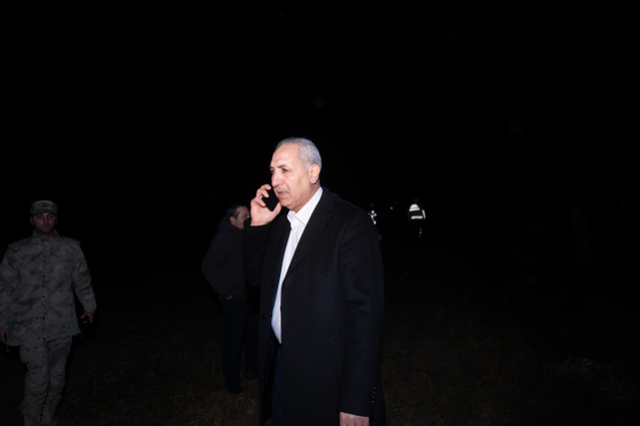 Uçak kazası sonrası soluğu enkazın bulunduğu arazide aldı