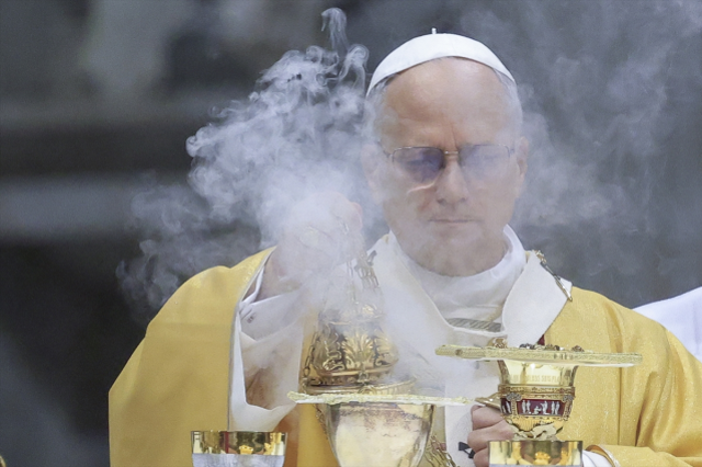 Papa 14. Leo, Vatikan'da ilk kez Noel ayini yönetti