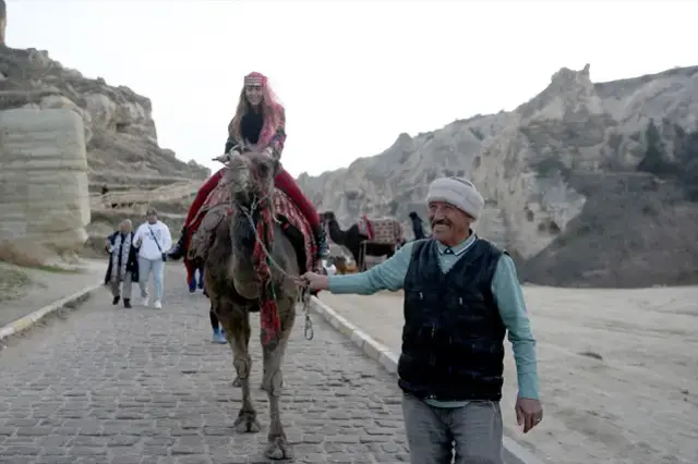 Orta okul mezunu ama tam 9 dil biliyor! Memleketini tüm dünyaya tanıtıyor