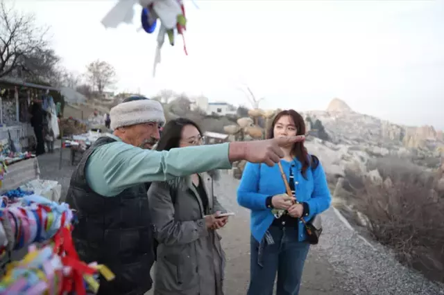 Orta okul mezunu ama tam 9 dil biliyor! Memleketini tüm dünyaya tanıtıyor