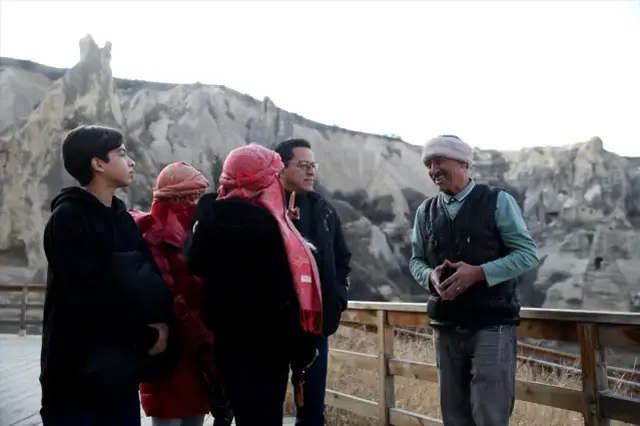 Orta okul mezunu ama tam 9 dil biliyor! Memleketini tüm dünyaya tanıtıyor