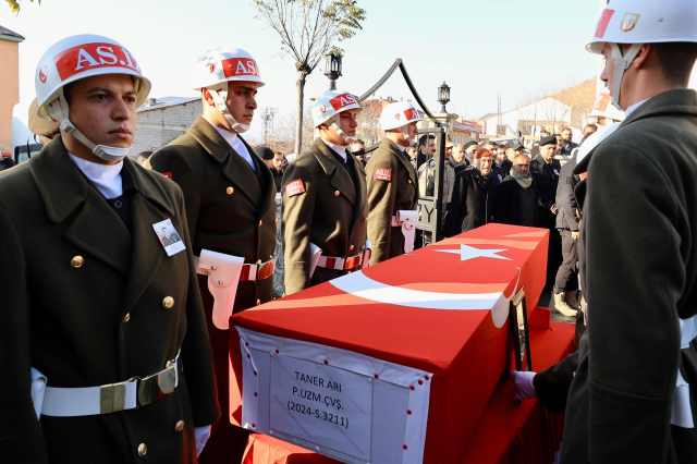 Şehit cenazesinde acılı babanın terlikli hali görenleri kahretti