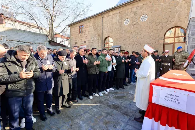 Şehit cenazesinde acılı babanın terlikli hali görenleri kahretti
