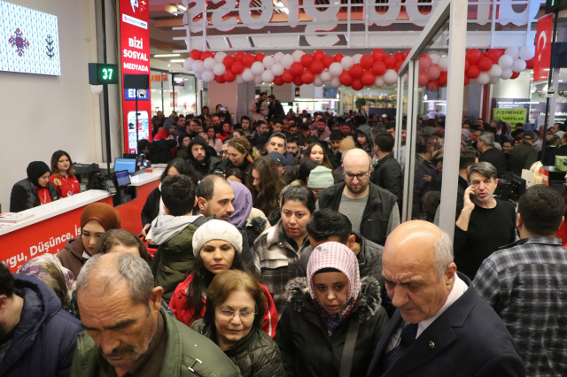 2 üründe indirim haberini alan oraya koştu! 9 saat boyunca kuyrukta beklediler