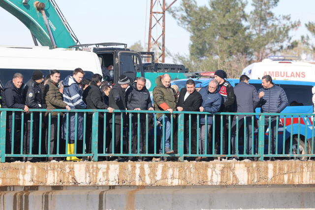 Kanala uçan otomobilden kahreden haber! 3 kişinin cesedine ulaşıldı