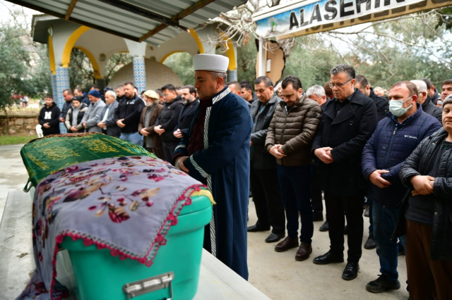 Eşi tarafından öldürülen kadının tabutunu kadınlar taşıdı
