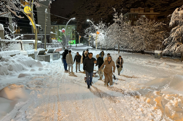 Kar etkisini artırdı, yılın son gününde o şehirlerde okullar tatil