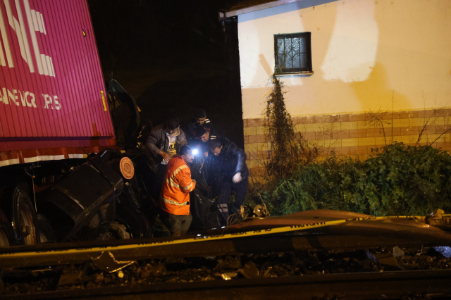 Aydın'da kontrolden çıkan tır raylara uçtu: Araç sürücüsü hayatını kaybetti