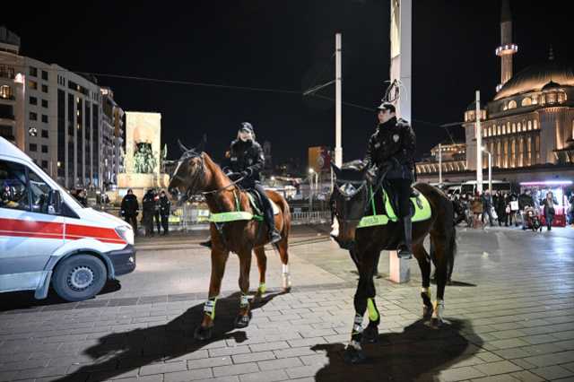 Taksim Meydanı ve İstiklal Caddesi'nde yılbaşı yoğunluğu