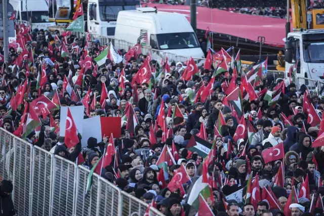 Galata Köprüsü'ndeki Filistin'e destek eylemine yaklaşık 520 bin kişi katıldı