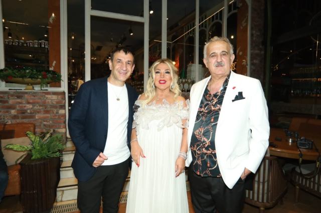 Yakamoz Restoran'da yılbaşı sürprizi: Safiye Soyman gelinlikle sahneye çıktı, Faik Öztürk hindi dağıttı