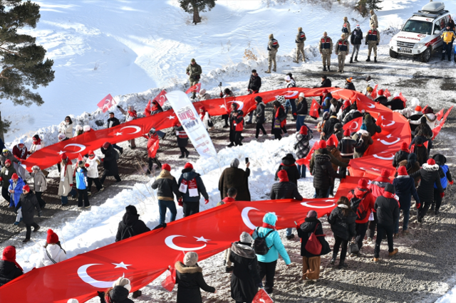 Eksi 22 derecede Sarıkamış şehitleri için yürüdüler