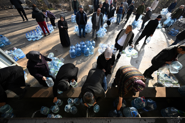 Ankara'daki kesintiler nedeniyle vatandaşlar çeşmelerden su dolduruyor