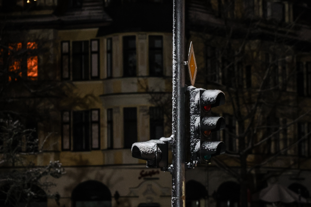 Berlin'de kriz derinleşiyor: Karanlığın 3. gününde binlerce kişi buz kesti