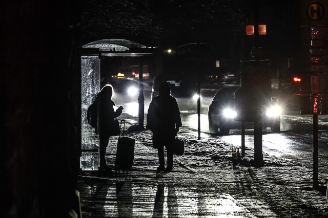 Berlin'de kriz derinleşiyor: Karanlığın 3. gününde binlerce kişi buz kesti