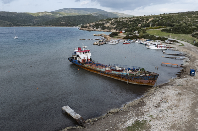 İzmir'de koyda kaçak sökümü yapılan hurda gemiye 2 milyon 850 bin lira para cezası