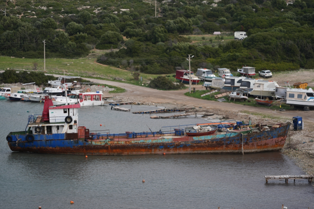 İzmir'de koyda kaçak sökümü yapılan hurda gemiye 2 milyon 850 bin lira para cezası