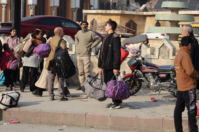 Görüntü Türkiye'nin yanı başından! Sivil halk 2 mahalleyi terk etmeye başladı