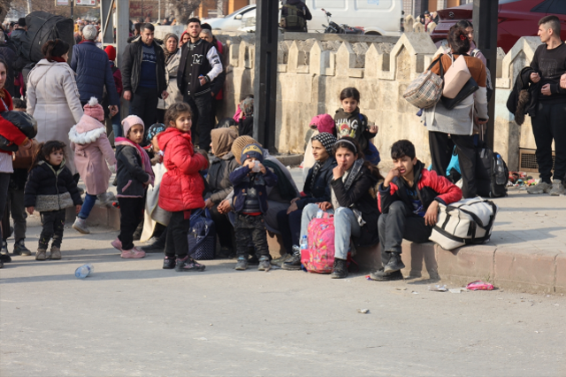 PKK/YPG, Halep'te işgal ettiği bölgelerden çıkmak isteyen sivilleri hedef alıyor