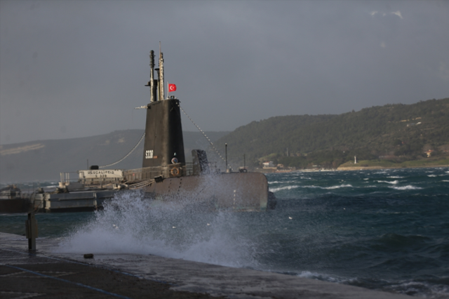 Ayasofya'da Mimar Sinan Minaresi'ne ait alem şiddetli rüzgar nedeniyle düştü