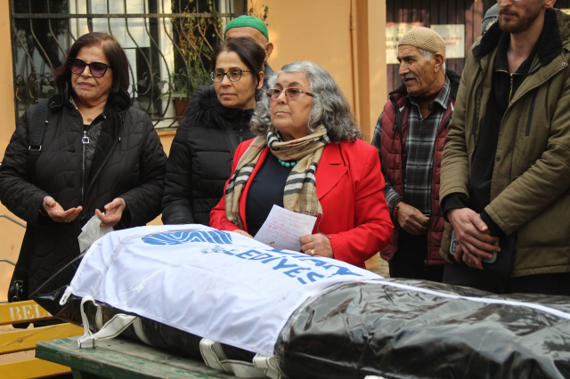 Muhtar, belediyenin cenazesini kaldırdı