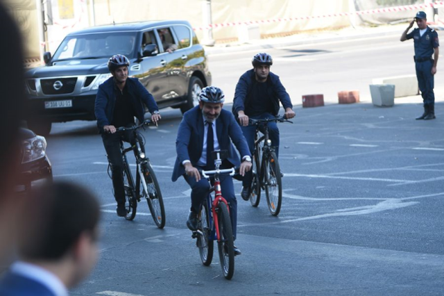 Ermenistan Başbakanı Paşinyan, sosyal medyadaki renkli paylaşımlarıyla gündemde