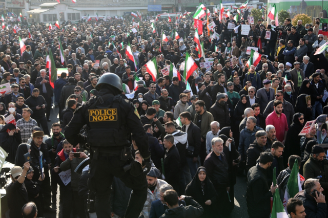 İran devlet televizyonu: Reşt kentindeki gösterilerde 300'den fazla dükkan yandı