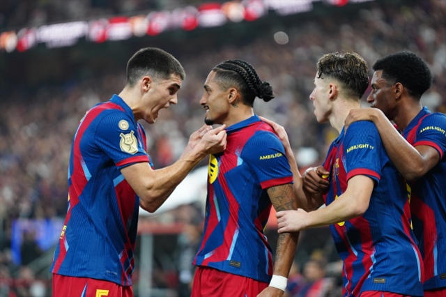 Uzatmalarda tam 3 gol! El Clasico'yu kazanan Barcelona şampiyon oldu