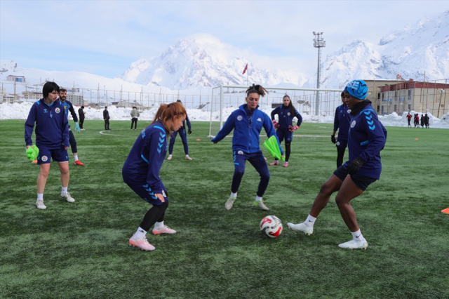 Hakkarigücü Kadın Futbol Takımı'ndaki oyuncular hayatlarında ilk defa kar görmenin şaşlınlığını yaşıyor