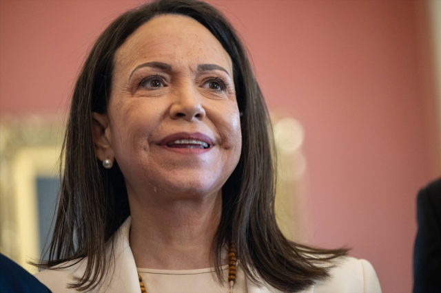 Machado'nun Trump'a Nobel Ödülü'nü takdim etmesi alay konusu oldu: Elleri kelepçeli Maduro bu kadar aşağılanmadı