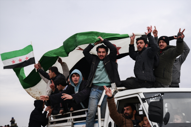 Suriye ordusu ele geçirdiği bölgelerde coşkuyla karşılanıyor! Meydanlarda halay çekiliyor