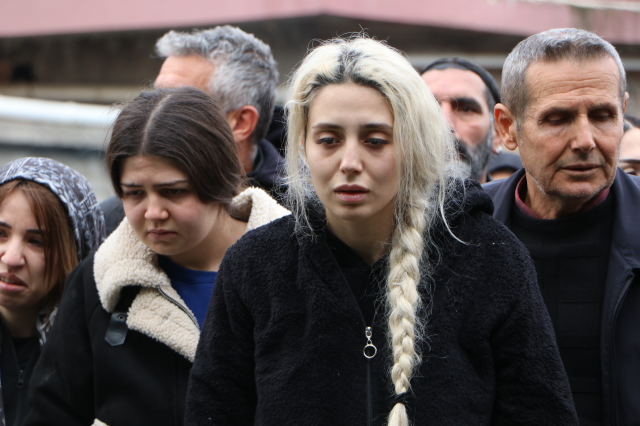 Youtuber babalarının öldürdüğü kardeşler yan yana toprağa verildi! Annenin feryadı yürek dağladı