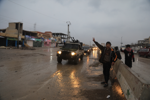 YPG/SDG unsurları Tabka'dan çekilmeye başladı, Suriye ordusu Rakka'nın kapısına dayandı