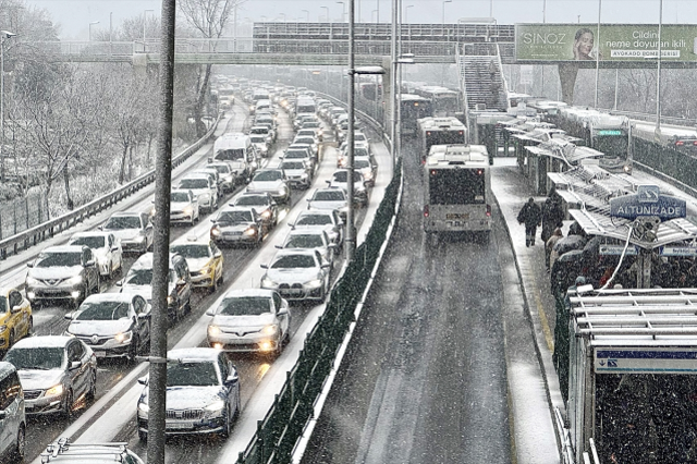 Karın etkili olduğu İstanbul'da metro istasyonunda insan seli oluştu