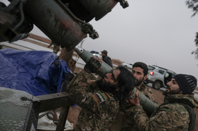 Komşuda tarihi an! Ter&ouml;r &ouml;rg&uuml;t&uuml;n&uuml;n s&ouml;zde bayrağını silahla vurarak d&uuml;ş&uuml;rd&uuml;