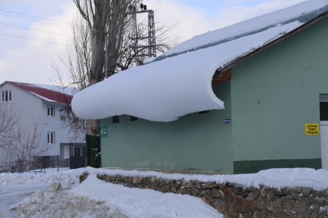 Yazın 50 dereceyi gören ilçede 1 metre kar var